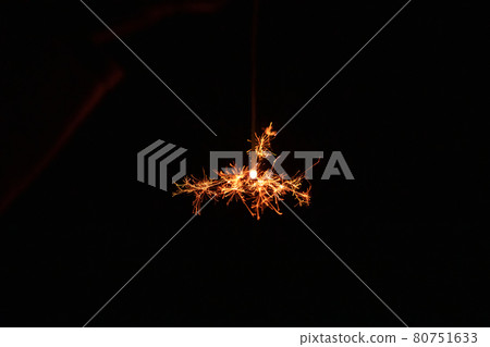Sparkler close-up 80751633