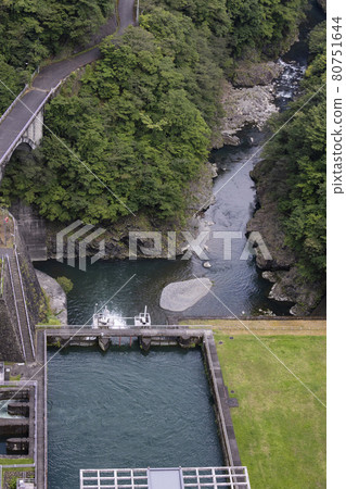 八月從大口水壩俯瞰水壩底部的奧多摩湖 八月從大口水壩俯瞰水壩底部的奧多摩湖 80751644