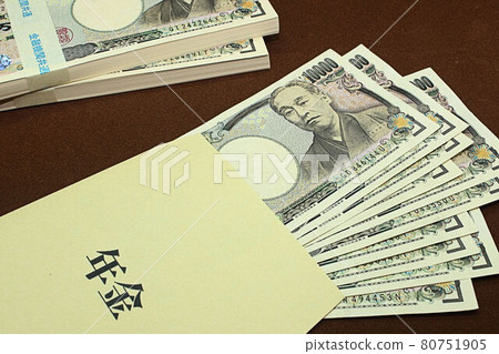 [Thumbnails of articles on social security and pension issues] Pension notebook and a wad of million yen 80751905