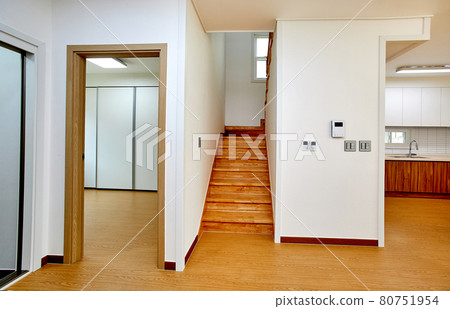Two-story hallway with duplex structure Two-story hallway with duplex structure 80751954