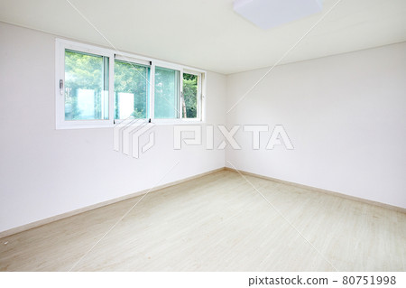 Empty living room and floor with windows and large walls Empty living room and floor with windows and large walls 80751998