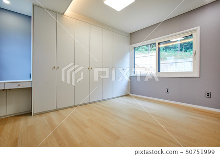 Empty living room and floor with windows and large walls Empty living room and floor with windows and large walls 80751999
