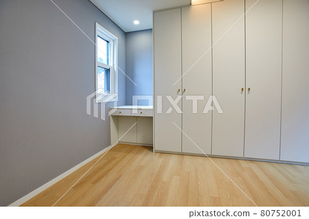 Empty living room and floor with windows and large walls Empty living room and floor with windows and large walls 80752001