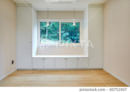 Empty living room and floor with windows and large walls Empty living room and floor with windows and large walls 80752007