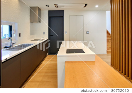 乾淨簡約的現代開放式廚房中的桌子和餐桌 乾淨簡約的現代開放式廚房中的桌子和餐桌 80752050