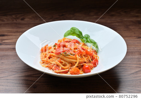 Italian pasta, pasta with tomato sauce, fresh tomatoes, with basil. 80752296