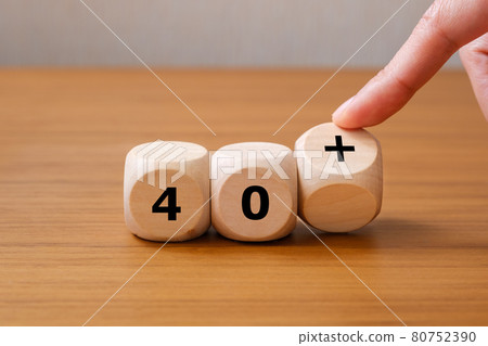 40s and over: Hands that change the dice 80752390