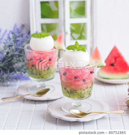 Glass sweets Watermelon and kiwi glass shaved ice 80752865