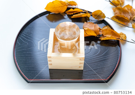 清酒倒入玻璃杯和盒子 清酒倒入玻璃杯和盒子 80753134