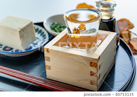清酒倒入玻璃杯和盒子 清酒倒入玻璃杯和盒子 80753135