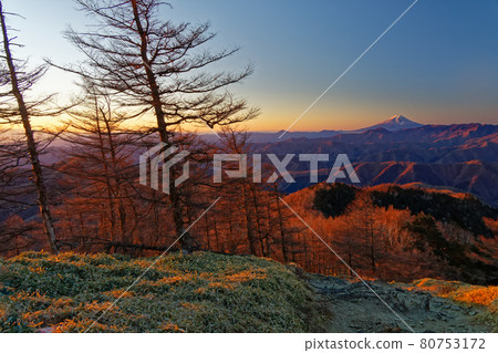 Mt. Fuji at dawn seen from the ridge of Mt. Kumotori Mt. Fuji at dawn seen from the ridge of Mt. Kumotori 80753172