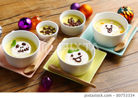 Halloween pudding 80753334