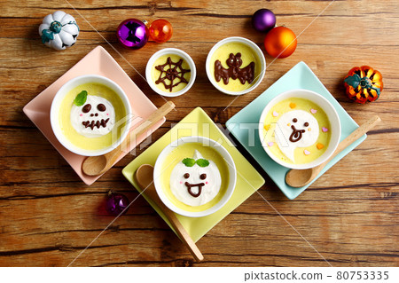 Halloween pudding 80753335