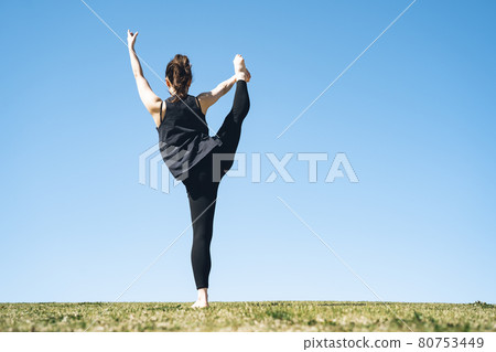 Woman stretching open legs outdoors 80753449