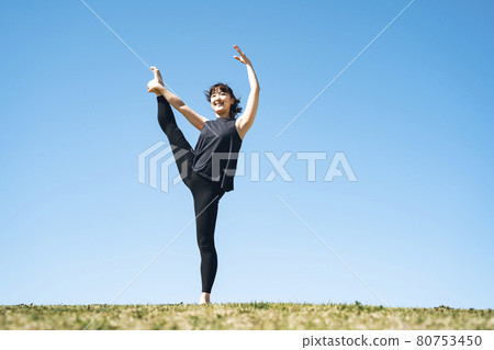 在戶外張開雙腿的女人 在戶外張開雙腿的女人 80753450