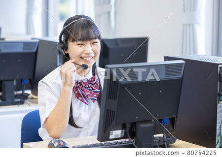 戴耳機看電腦的女學生拍攝合作：中央工業大學附屬日本語學校 80754225