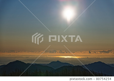 從熊取山頂眺望東京灣和奧多摩的日出和閃閃發光的山脈 從熊取山頂眺望東京灣和奧多摩的日出和閃閃發光的山脈 80754254