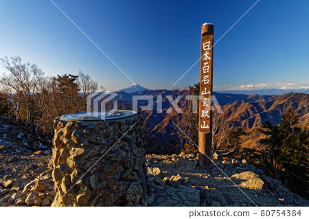 Scenery of the summit of Mt. Kumotori and a view of Mt. Fuji 80754384