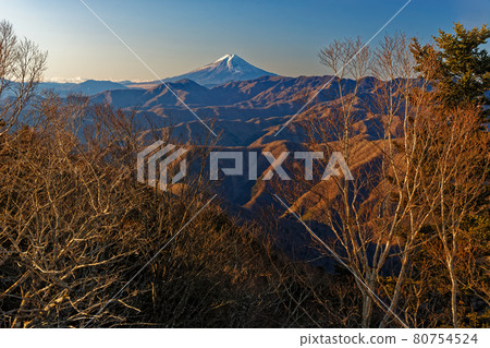 Mt. Fuji in winter seen from the summit of Mt. Kumotori 80754524