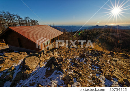 清晨的熊本避難小屋和奧多摩的群山 80754525