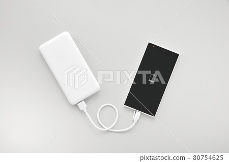 使用移動電池為智能手機充電 80754625