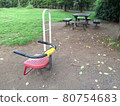 公園玩具和桌子 80754683