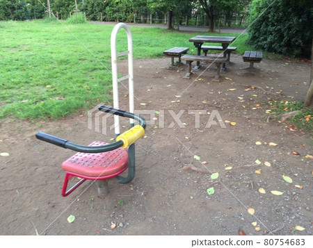 公園玩具和桌子 80754683