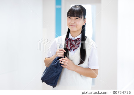 Portrait of a female student walking in the corridor Photographing cooperation: Japanese language school attached to Chuo Institute of Technology Portrait of a female student walking in the corridor Photographing cooperation: Japanese language school attached to Chuo Institute of Technology 80754756