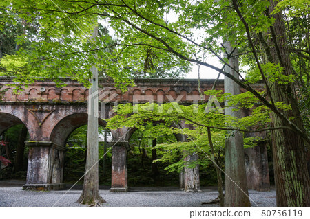 京都清新的綠色季節中的南禪寺水色閣 80756119