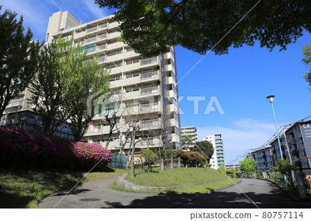 Apartment complex Apartment complex 80757114