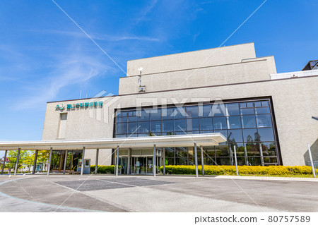 富山縣富山市晴天的富山科學館 80757589