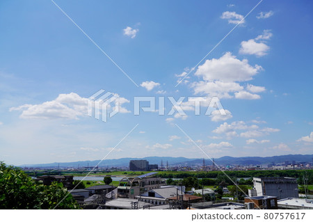 從萬年寺山看大阪枚方宿、現在的枚方宿和淀川（枚方、夏季） 80757617