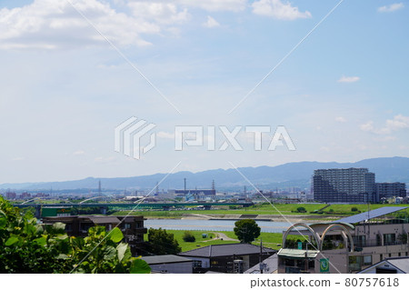 從萬年寺山看大阪枚方宿、淀川和枚方大橋（枚方，夏季） 80757618