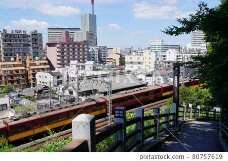 Osaka Hirakata-juku, near the current Hirakata-juku and Keihan train (Hirakata, summer) as seen from Mannenjiyama 80757619
