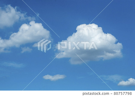 天空看起來像接近關東地區的颱風，藍天，雲的轉變 80757798