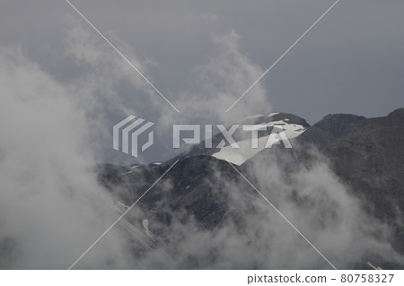 Peak of Mount Wildhorn on a rainy summer day. 80758327