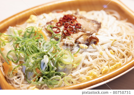 美味的便利店午餐米粉 美味的便利店午餐米粉 80758731