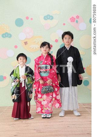 身著和服的七五山全家福 80759889