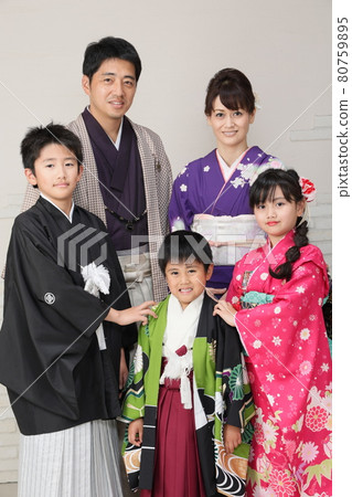 身著和服的七五山全家福 80759895