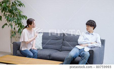 Young couples fighting at home 80759993