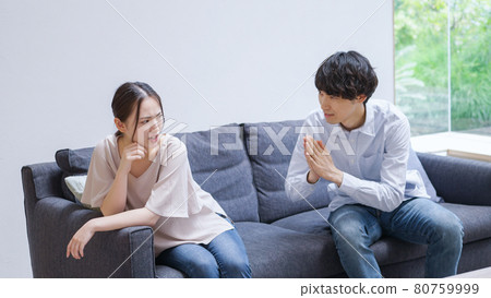 在家打架的年輕夫婦 80759999
