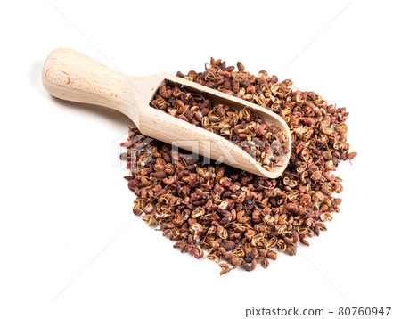 scoop on pile of pink sichuan pepper on white scoop on pile of pink sichuan pepper on white 80760947