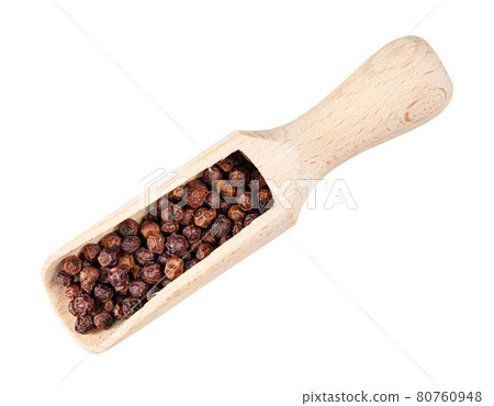 red Kampot pepper in wood scoop cutout 80760948
