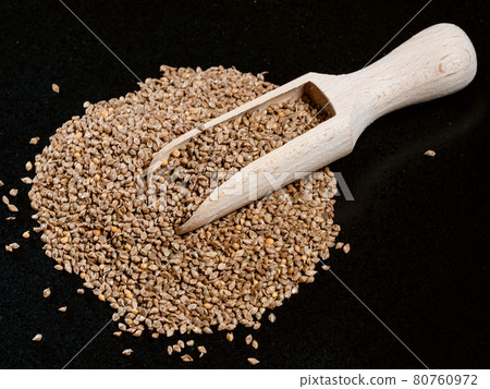 scoop on unhulled barnyard millet seeds on black scoop on unhulled barnyard millet seeds on black 80760972