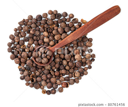 spoon on allspice (jamaica pepper) on white spoon on allspice (jamaica pepper) on white 80761456