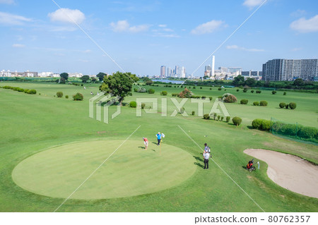 A golf course on the riverbed of the Tama River with a beautiful lawn, Kawasaki City, Kanagawa Prefecture 80762357