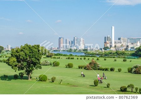 多摩川河床高爾夫球場與神奈川縣川崎市沿岸城市景觀 80762369
