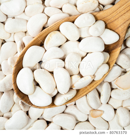 lima beans in wooden spoon closeup lima beans in wooden spoon closeup 80763370