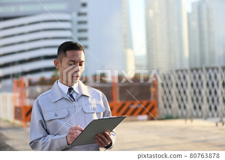 制服時鐘、上班族、新員工、工人、企業、戶外、年輕人、建築、電暈、銷售複製空間 制服時鐘、上班族、新員工、工人、企業、戶外、年輕人、建築、電暈、銷售複製空間 80763878