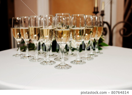 champagne glasses champagne glasses 80764814